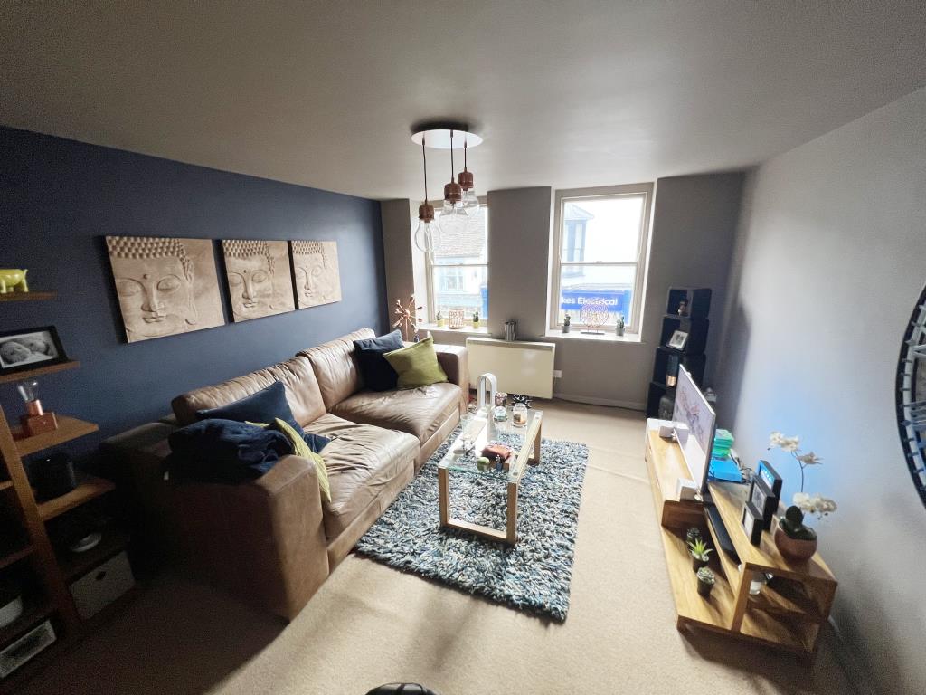 Lot: 35 - MIXED USE INVESTMENT PROPERTY IN ESSEX COASTAL MARKET TOWN - 